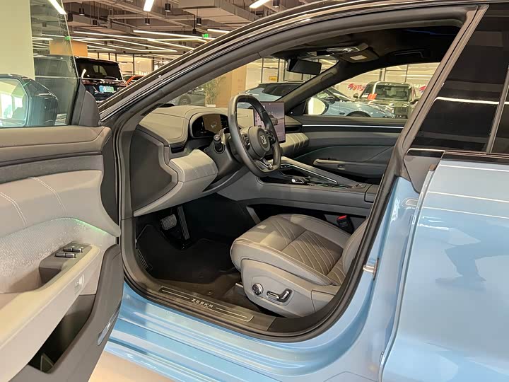 Фото 9 - Zeekr 001