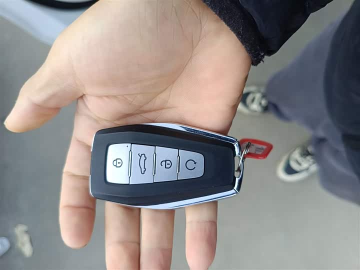 Фото 9 - Geely Atlas L