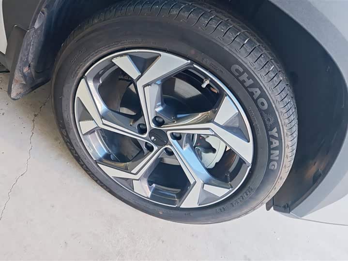 Фото 6 - Geely Atlas L