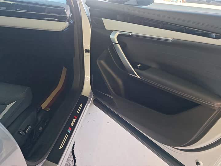 Фото 8 - Geely Atlas L