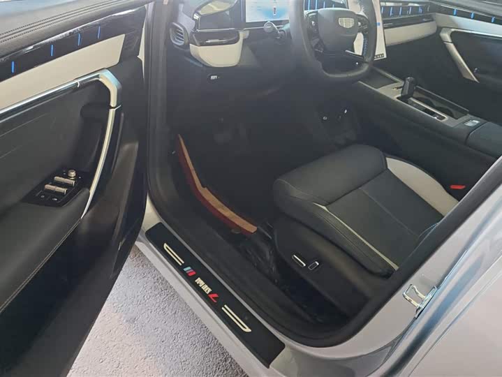 Фото 9 - Geely Atlas L