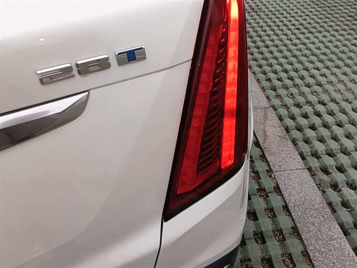 Фото 8 - Cadillac XT5