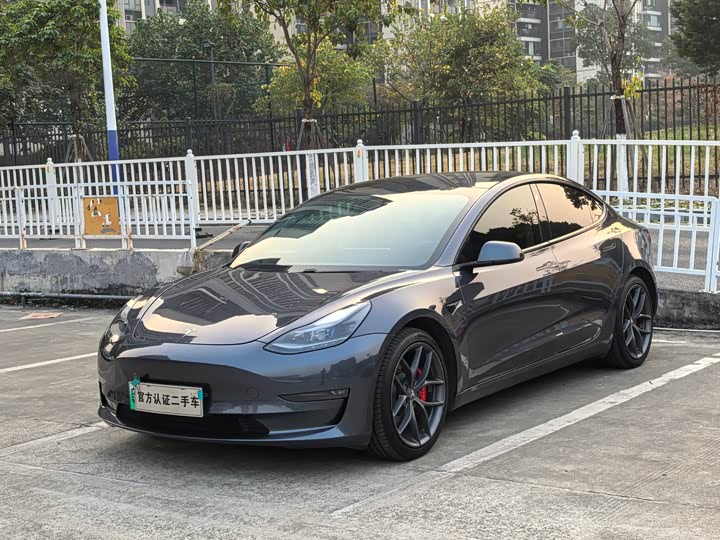 Фото 1 - Tesla Model 3