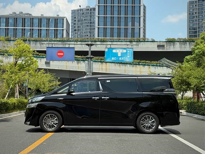 Фото 3 - Toyota Vellfire