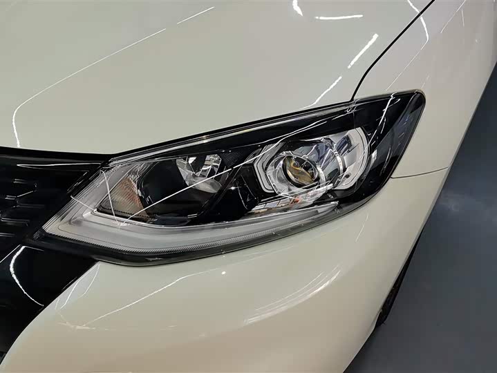 Фото 5 - Nissan Tiida