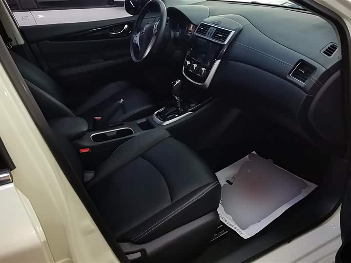 Фото 8 - Nissan Tiida