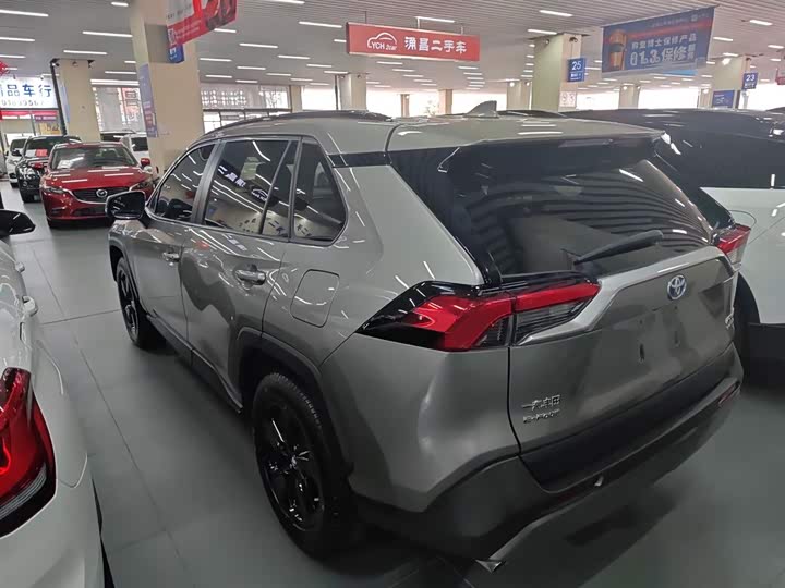 Фото 5 - Toyota RAV4