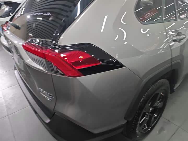 Фото 8 - Toyota RAV4