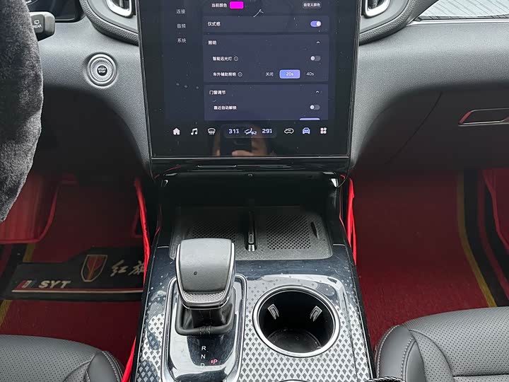 Фото 8 - Hongqi HS3 Hybrid