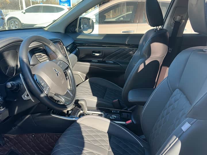 Фото 3 - Mitsubishi Outlander