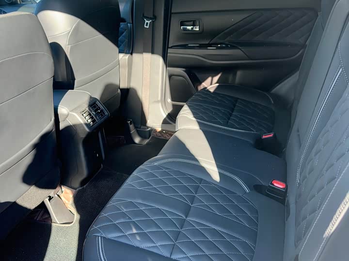 Фото 4 - Mitsubishi Outlander