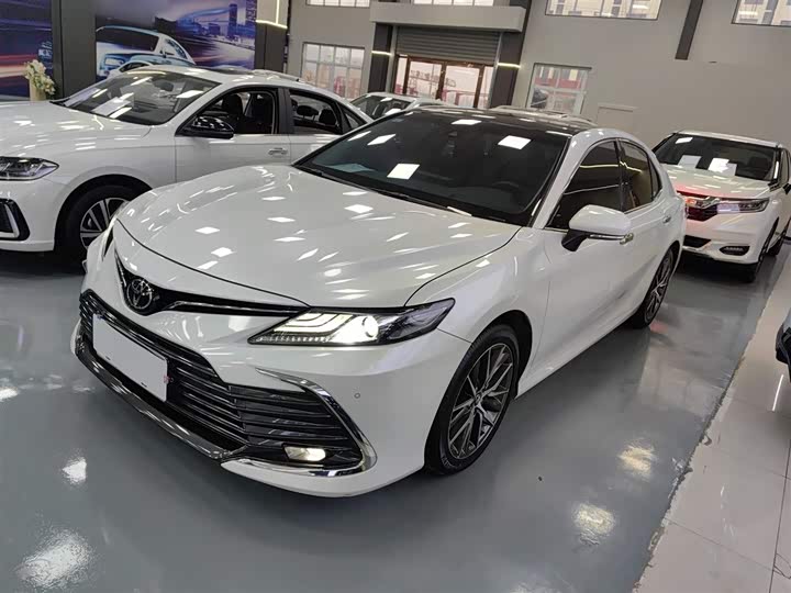 Фото 2 - Toyota Camry