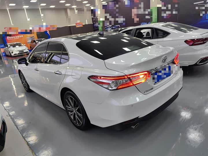 Фото 5 - Toyota Camry