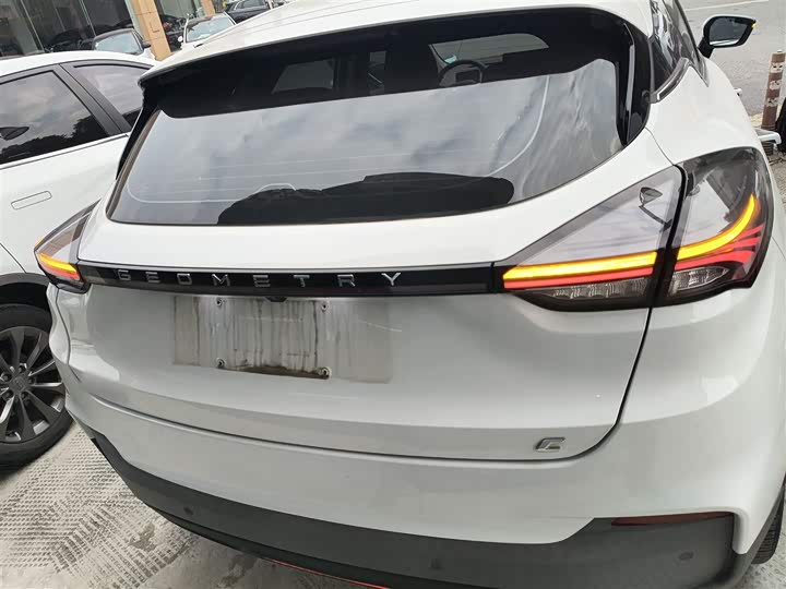 Фото 6 - Geely Geometry C