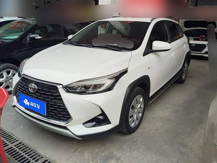 Фото 1 - Toyota Yaris L Hatchback