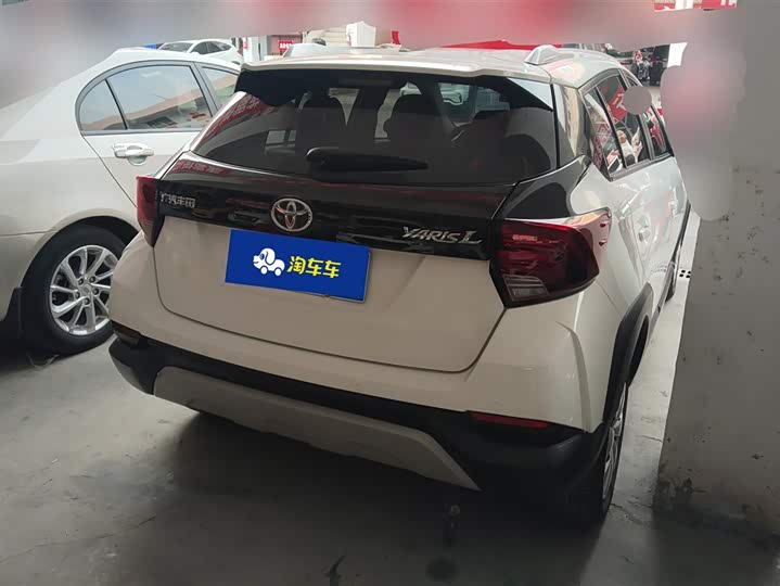 Фото 3 - Toyota Yaris L Hatchback