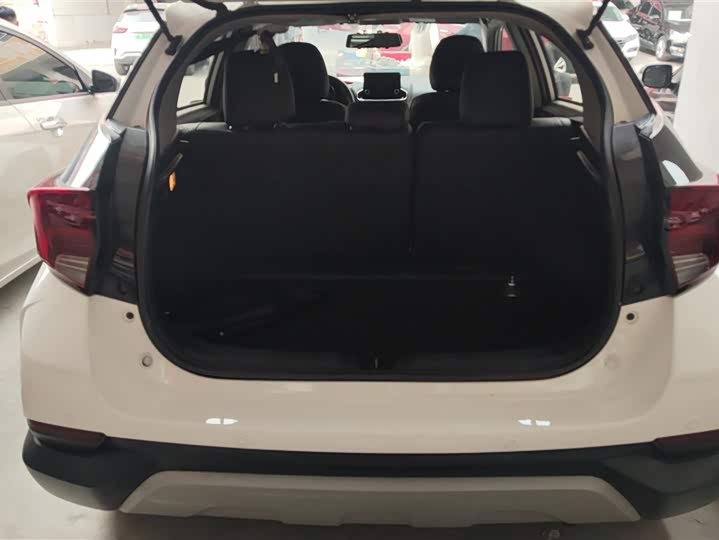 Фото 4 - Toyota Yaris L Hatchback