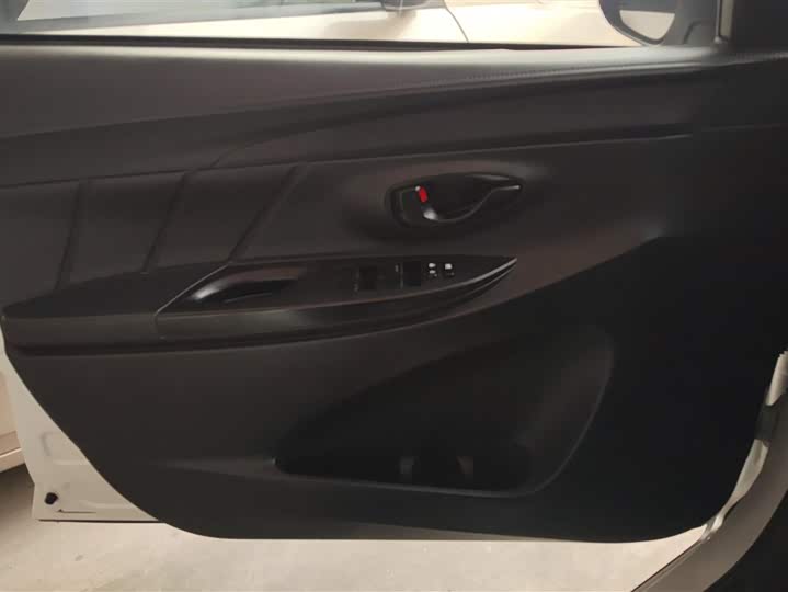 Фото 7 - Toyota Yaris L Hatchback