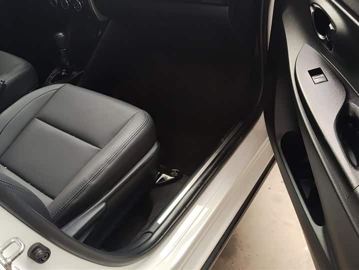 Фото 8 - Toyota Yaris L Hatchback