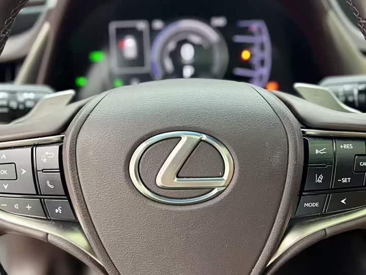 Фото 9 - Lexus ES