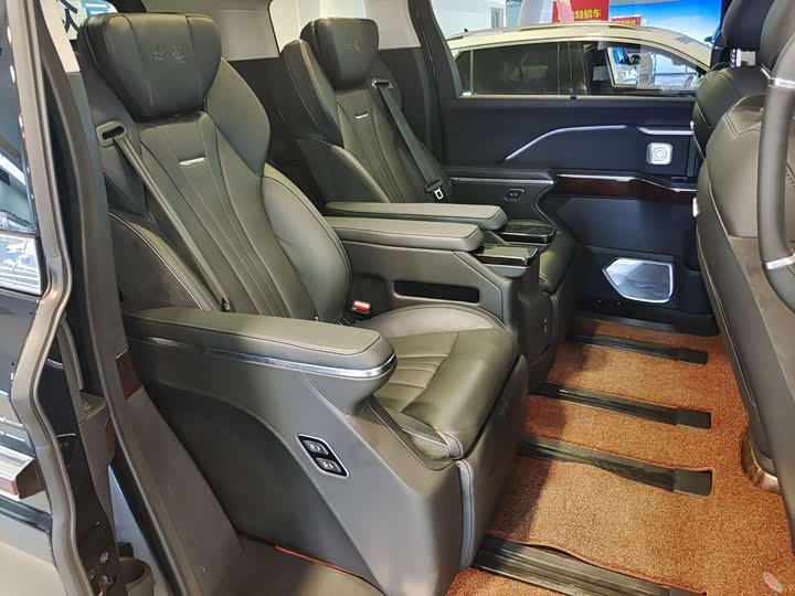 Фото 8 - Hongqi HQ9