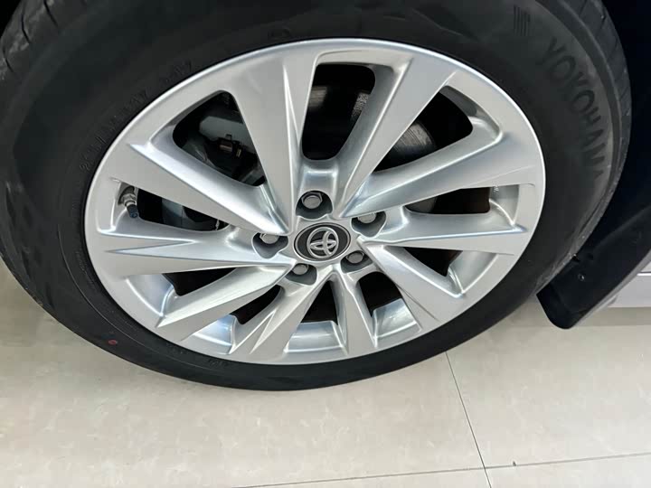 Фото 3 - Toyota Camry