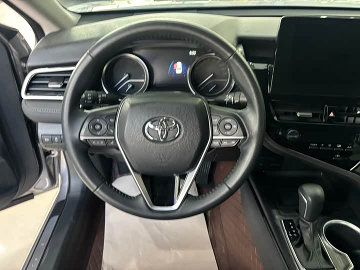 Фото 8 - Toyota Camry