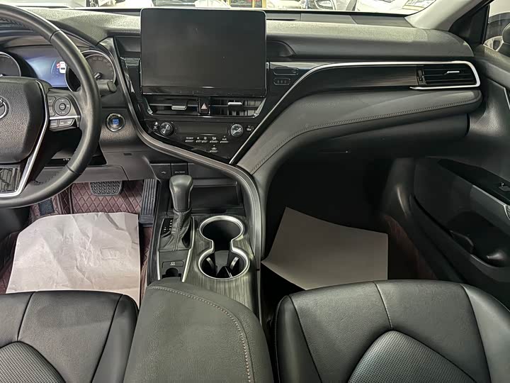 Фото 9 - Toyota Camry