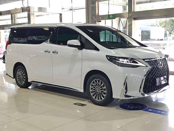 Фото 3 - Lexus LM