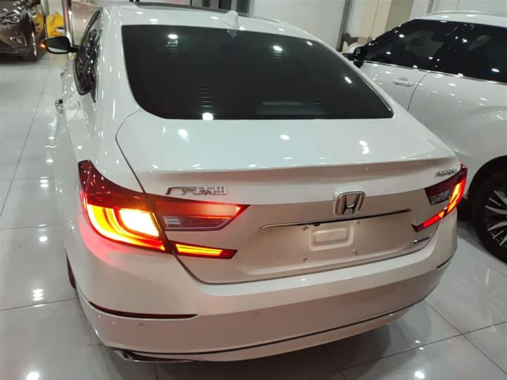 Фото 6 - Honda Accord