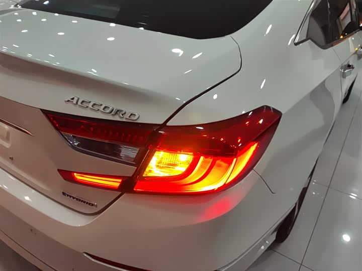 Фото 8 - Honda Accord