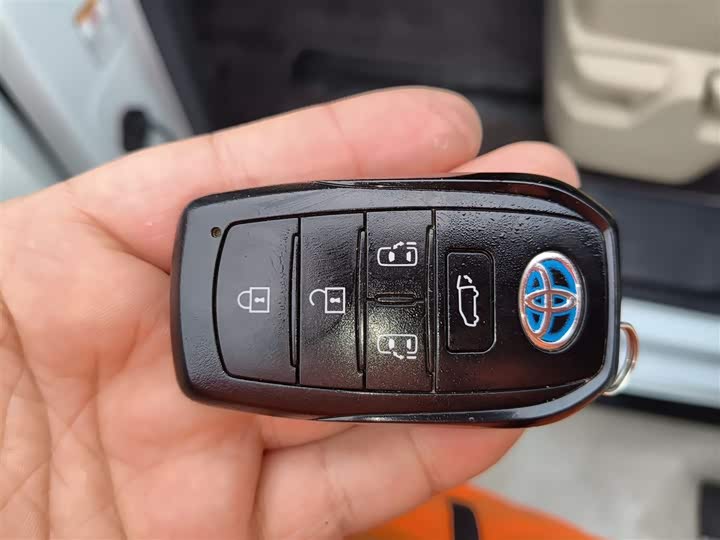 Фото 9 - Toyota Sienna