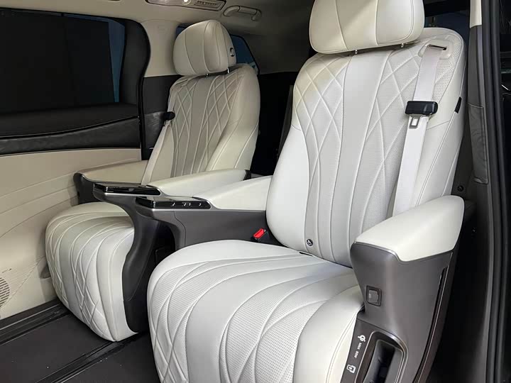 Фото 8 - Denza D9