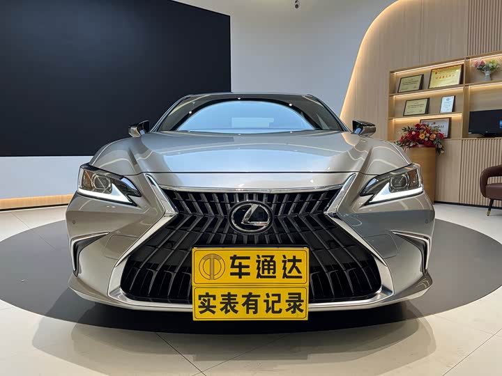 Фото 1 - Lexus ES