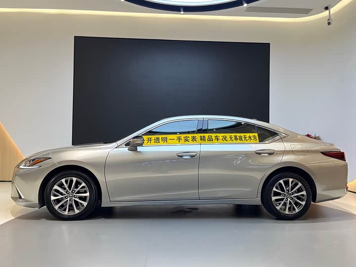 Фото 3 - Lexus ES