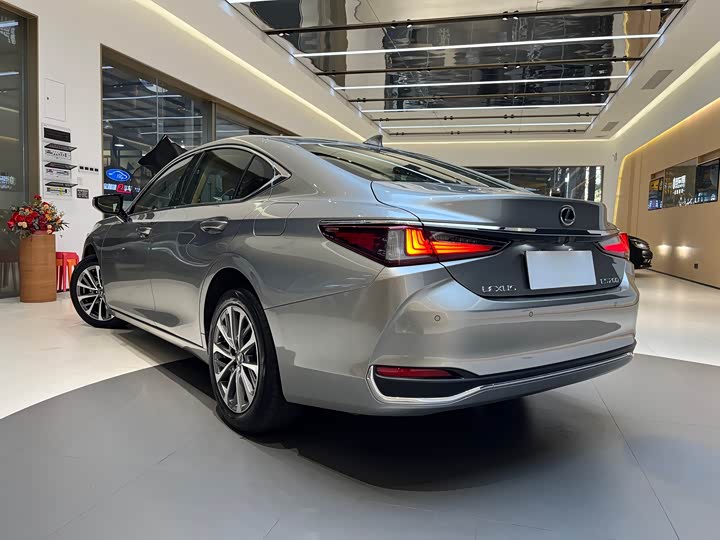 Фото 4 - Lexus ES