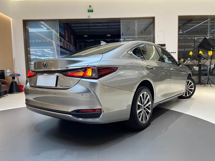 Фото 6 - Lexus ES
