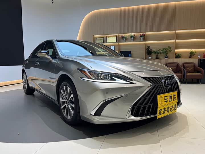 Фото 7 - Lexus ES
