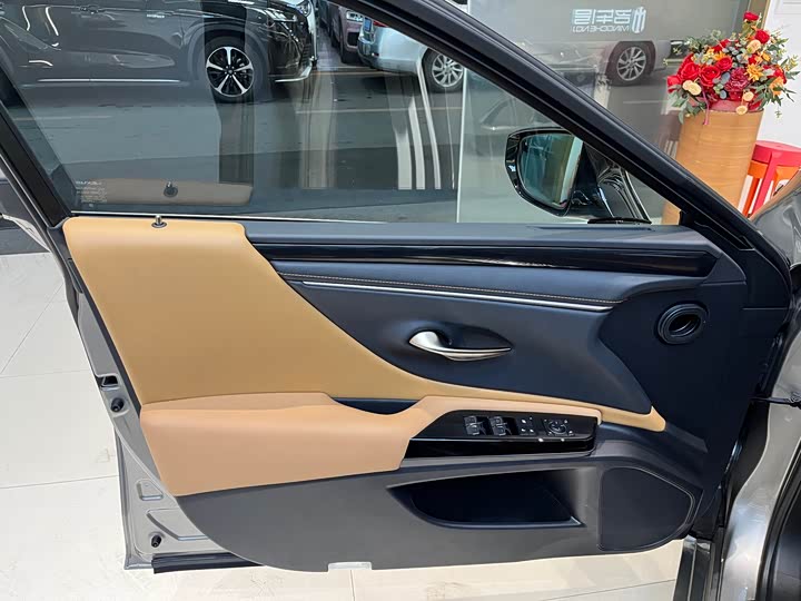 Фото 8 - Lexus ES