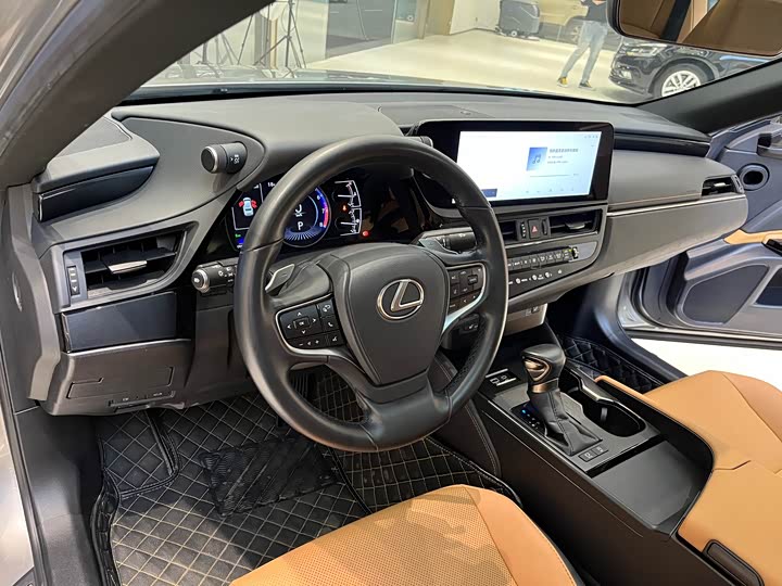 Фото 9 - Lexus ES