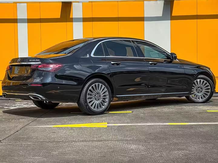 Фото 3 - Mercedes-Benz E-Class