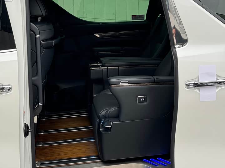 Фото 7 - Toyota Alphard