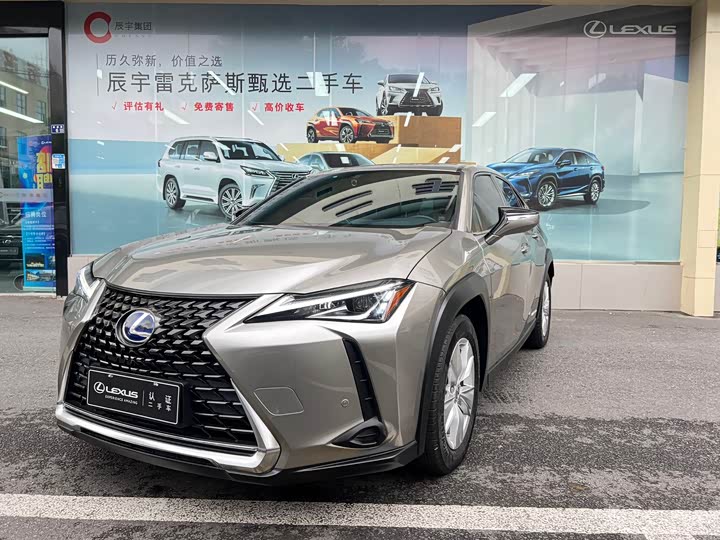 Фото 1 - Lexus UX