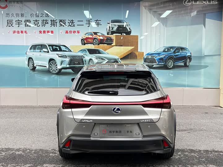 Фото 8 - Lexus UX