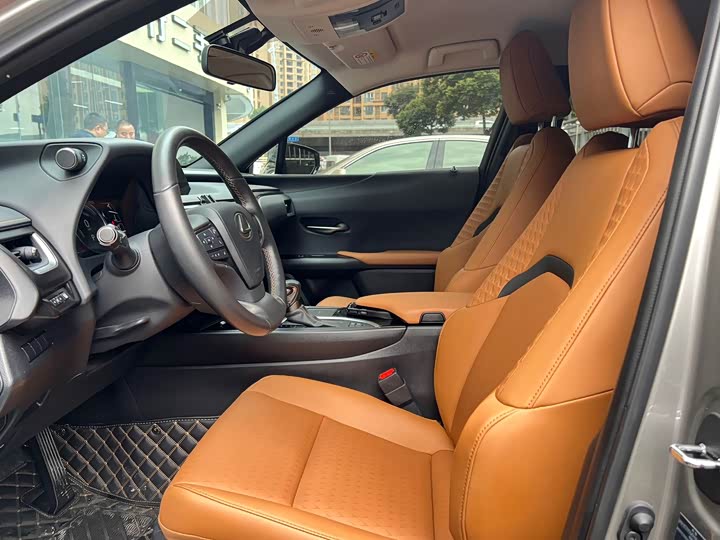 Фото 9 - Lexus UX