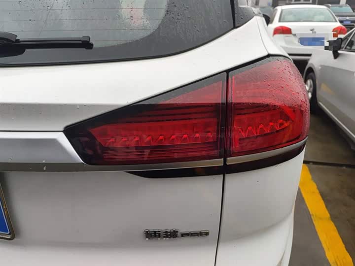 Фото 8 - Geely Atlas