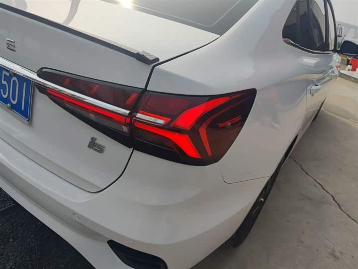 Фото 8 - Roewe i5