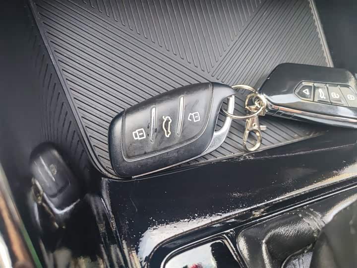 Фото 9 - Roewe i5