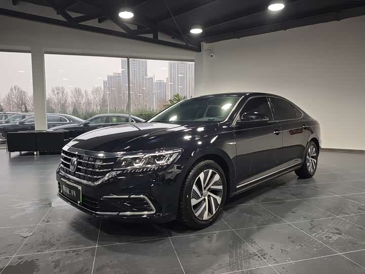 Фото 1 - Volkswagen Passat Hybrid
