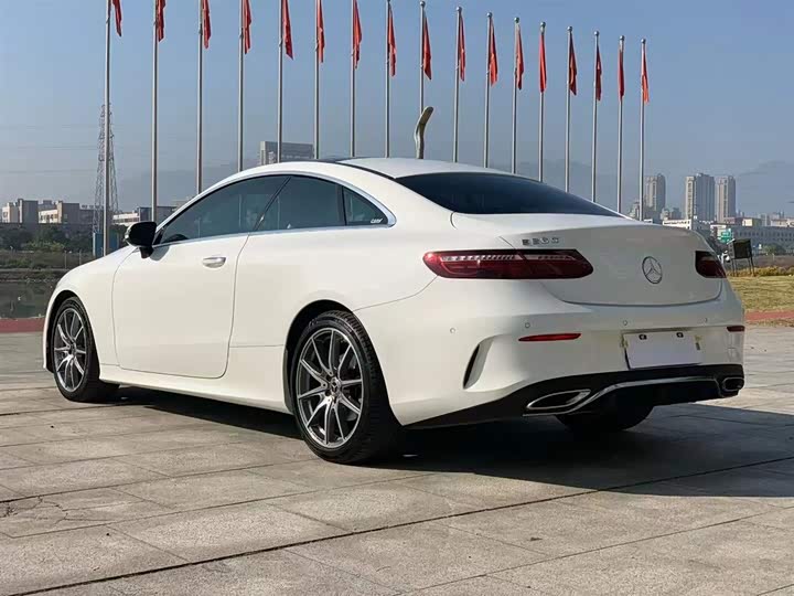 Фото 5 - Mercedes-Benz E-Class